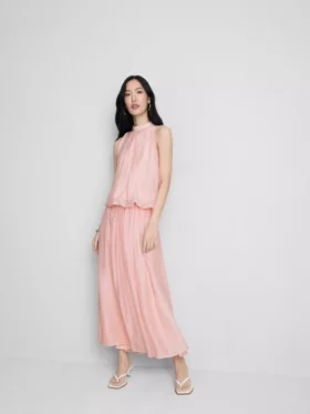 La blusa drapeada con cuello halter y tejido transpirable de The Edit