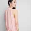 La blusa drapeada con cuello halter y tejido transpirable de The Edit