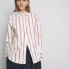 La camisa de popelín a rayas con alto contenido en algodón de The Edit