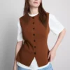 La camiseta sin mangas de punto con botones de The Edit