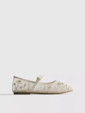 Las bailarinas bordadas de The Edit