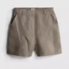 Los pantalones cortos clásicos de lino de The Edit