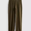 Los pantalones de satén con vuelta de The Edit