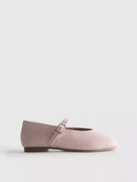 Los zapatos planos de piel de The Edit
