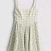 Minivestido con botones tipo corsé