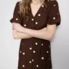 Minivestido con mangas abullonadas y botones