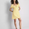 Minivestido con mangas casquillo arrugadas