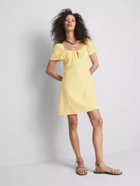 Minivestido con mangas casquillo arrugadas