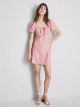 Minivestido con mangas casquillo arrugadas