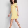 Minivestido con mangas casquillo arrugadas
