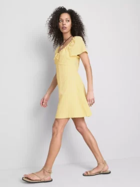 Minivestido con mangas casquillo arrugadas