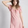 Minivestido con mangas casquillo arrugadas