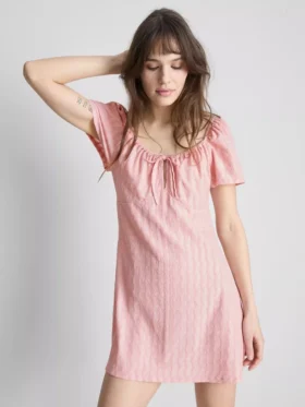 Minivestido con mangas casquillo arrugadas