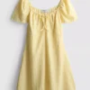 Minivestido con mangas casquillo arrugadas