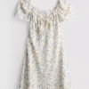 Minivestido con mangas casquillo arrugadas