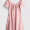 Minivestido con mangas casquillo arrugadas