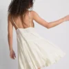 Minivestido con volantes y ribete de encaje de Paula Echevarría