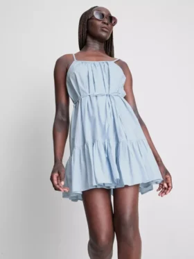 Minivestido de popelín con volantes y tirantes