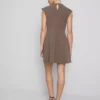 Minivestido entallado con mangas casquillo