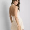 Minivestido halter de ganchillo con cuello vuelto
