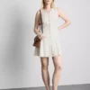 Minivestido sin mangas con cuello en V