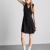 Minivestido sin mangas con cuello en V