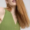 Minivestido sin mangas con cuello en V