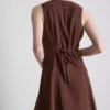 Minivestido sin mangas con cuello en V