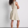 Minivestido sin mangas con cuello en V