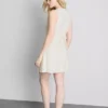 Minivestido sin mangas con cuello en V