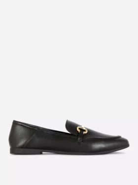 Mocasines con hebilla de imitación de piel