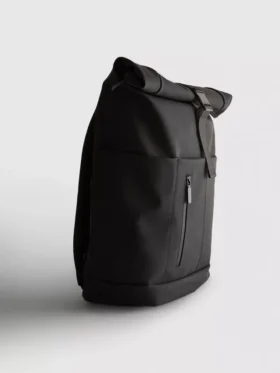 Mochila con cierre enrollable