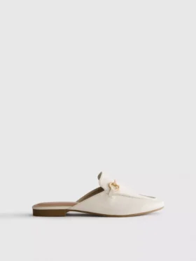 Mules de piel sintética con detalle de bocado de montura