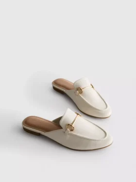 Mules de piel sintética con detalle de bocado de montura