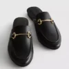 Mules de piel sintética con detalle de bocado de montura