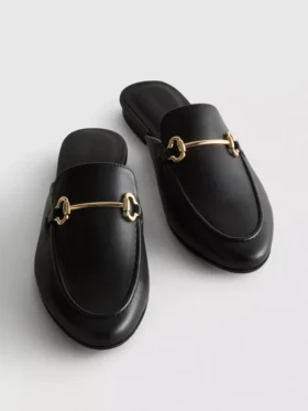Mules de piel sintética con detalle de bocado de montura