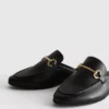 Mules de piel sintética con detalle de bocado de montura