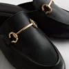 Mules de piel sintética con detalle de bocado de montura