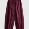 Pantalones acampanados plisados con tacto de papel