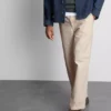 Pantalones chinos holgados de talle medio