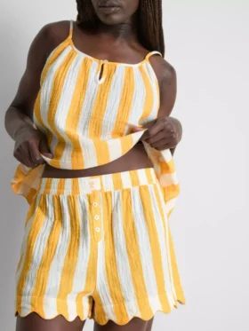 Pantalones cortos de pijama a rayas con volantes «Love to Lounge»
