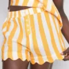 Pantalones cortos de pijama a rayas con volantes «Love to Lounge»