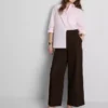 Pantalones de pierna ancha con pliegues y detalle de cinturón