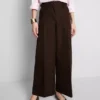 Pantalones de pierna ancha con pliegues y detalle de cinturón