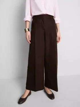 Pantalones de pierna ancha con pliegues y detalle de cinturón