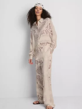 Pantalones de pierna ancha de satén arrugado de Paula Echevarría