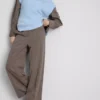 Pantalones de rayas finas de corte ancho y tejido cepillado