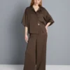 Pantalones de satén con textura y corte recto