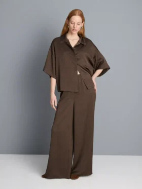 Pantalones de satén con textura y corte recto