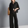 Pantalones de satén con textura y corte recto
